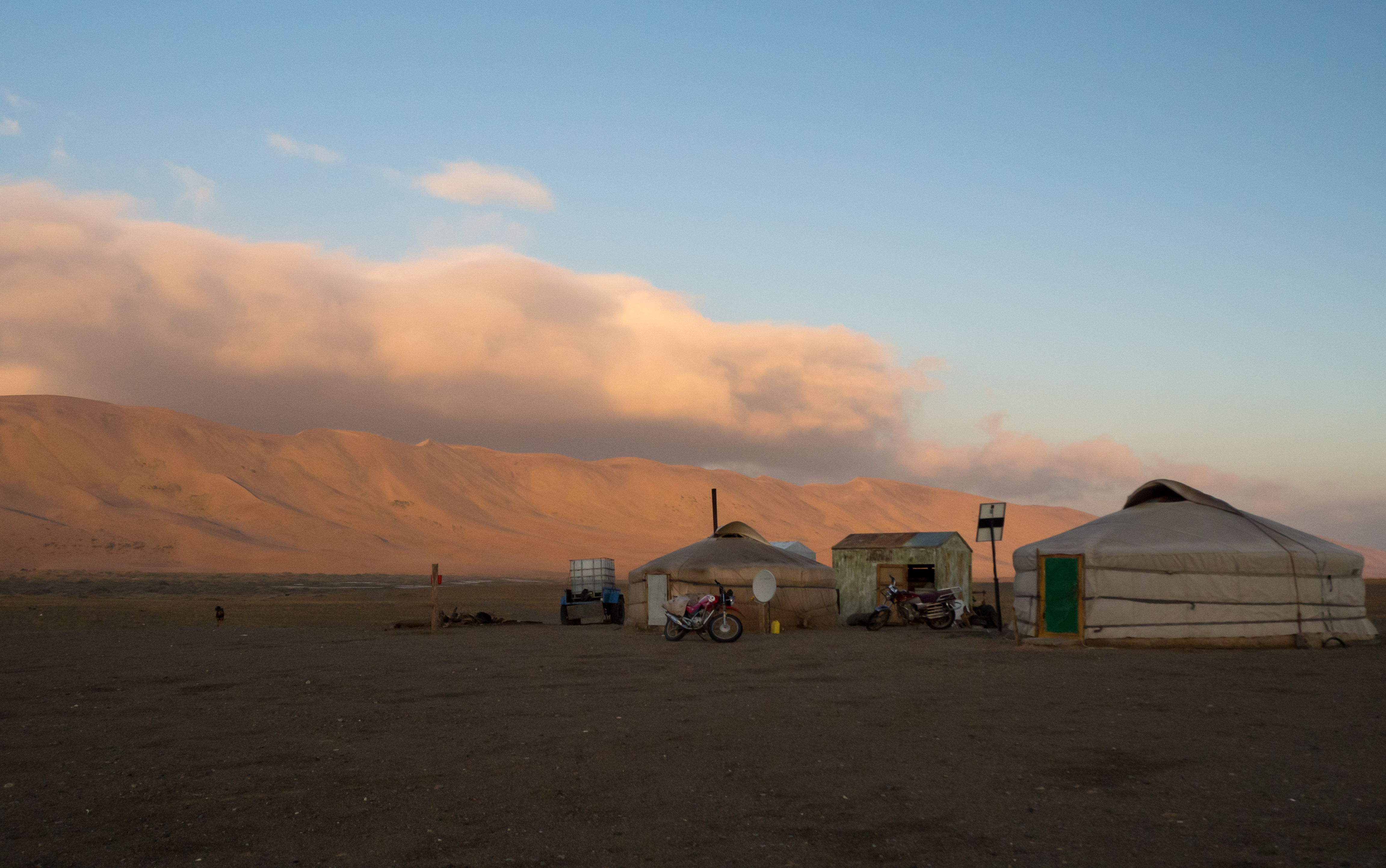 gers-bij-de-zandduinen-van-mongoli%C3%AB