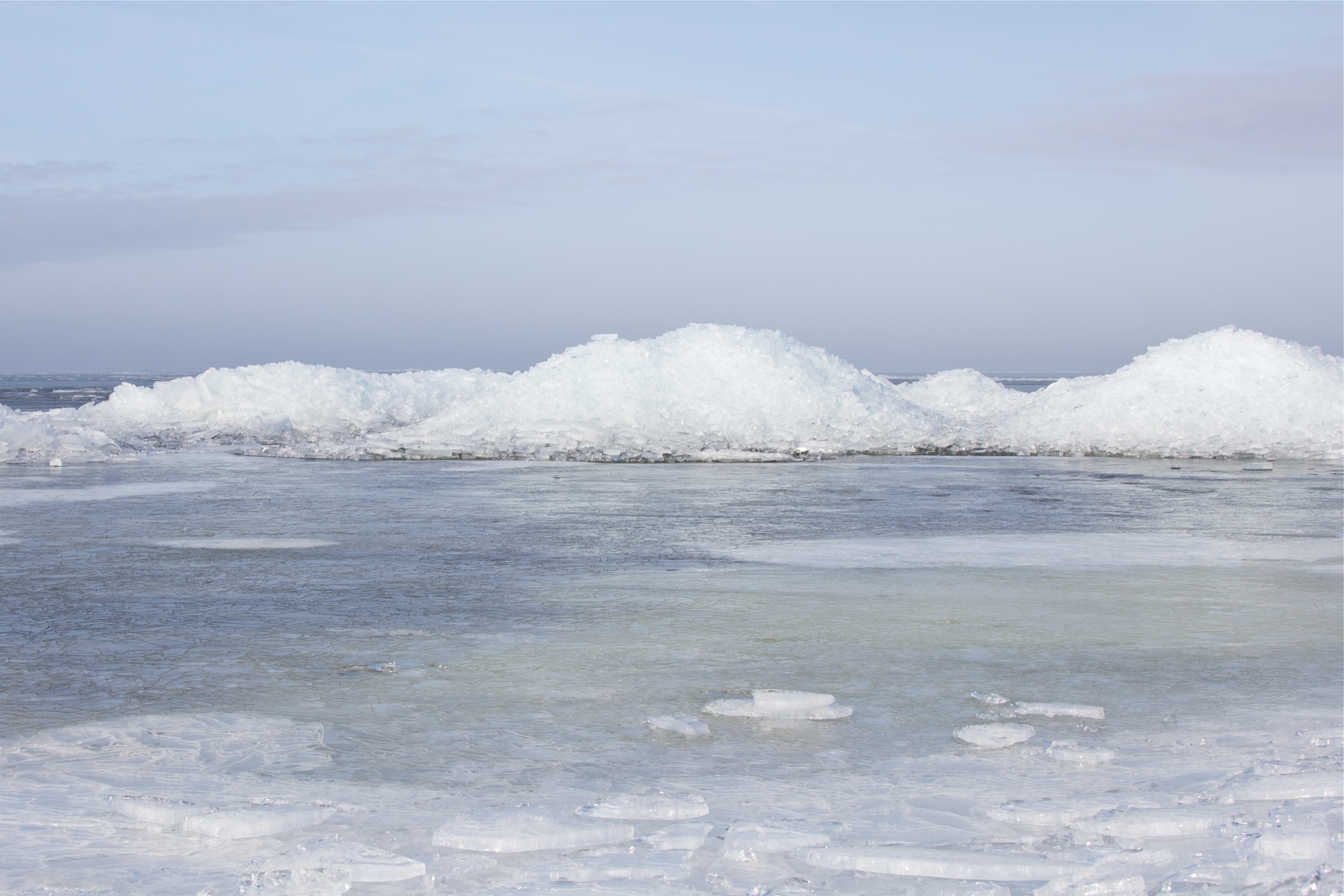 kruiend-ijs-in-zacht-ochtendlicht