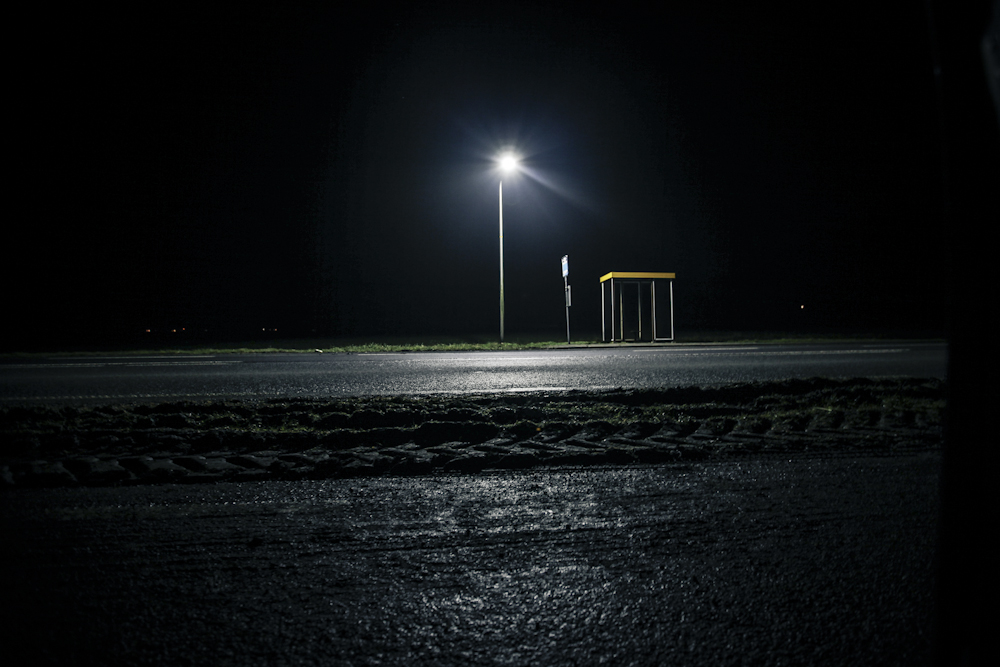 bushokje-in-de-nacht