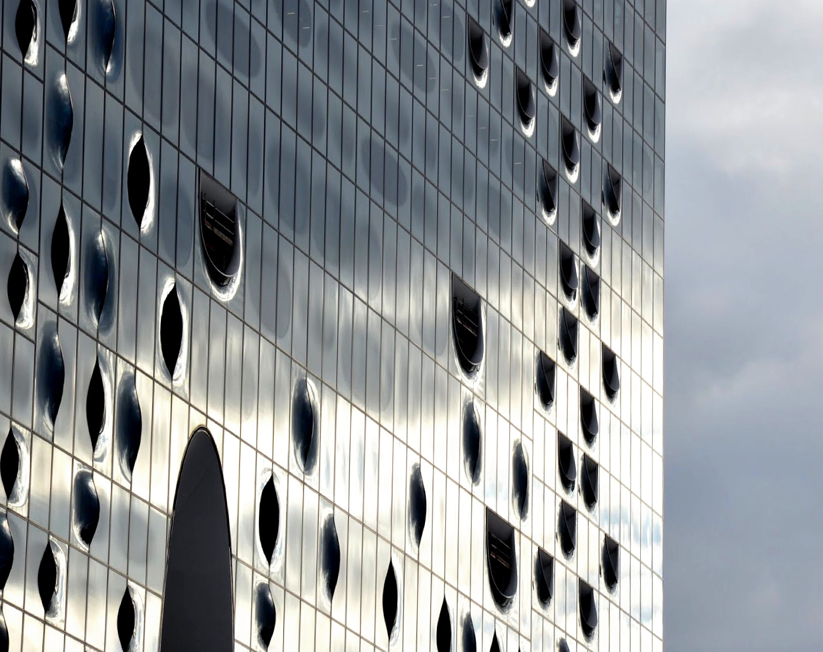 raindrops-on-the-elbphilharmonie-in-hamburg