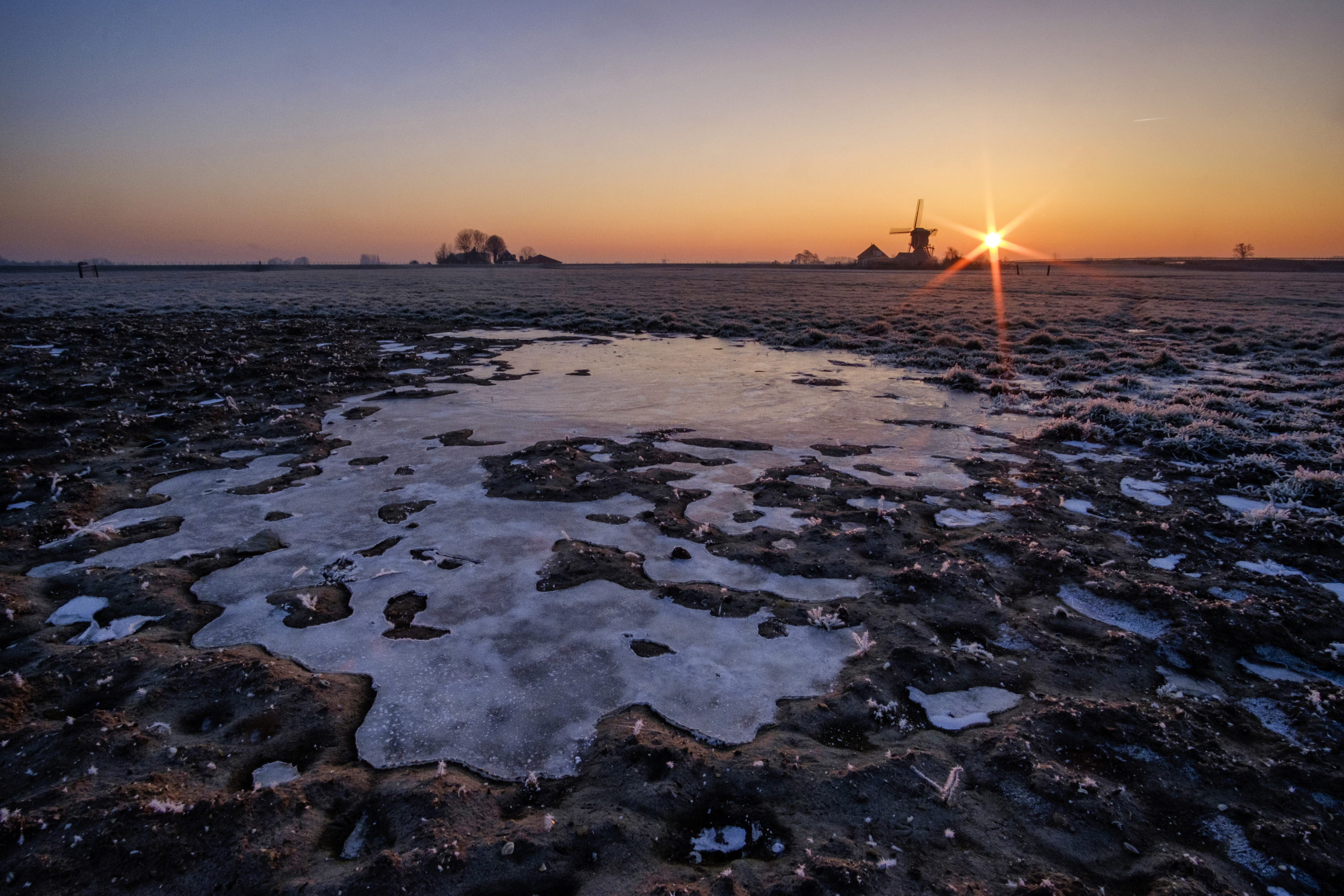 rode-molen-at-sunrise