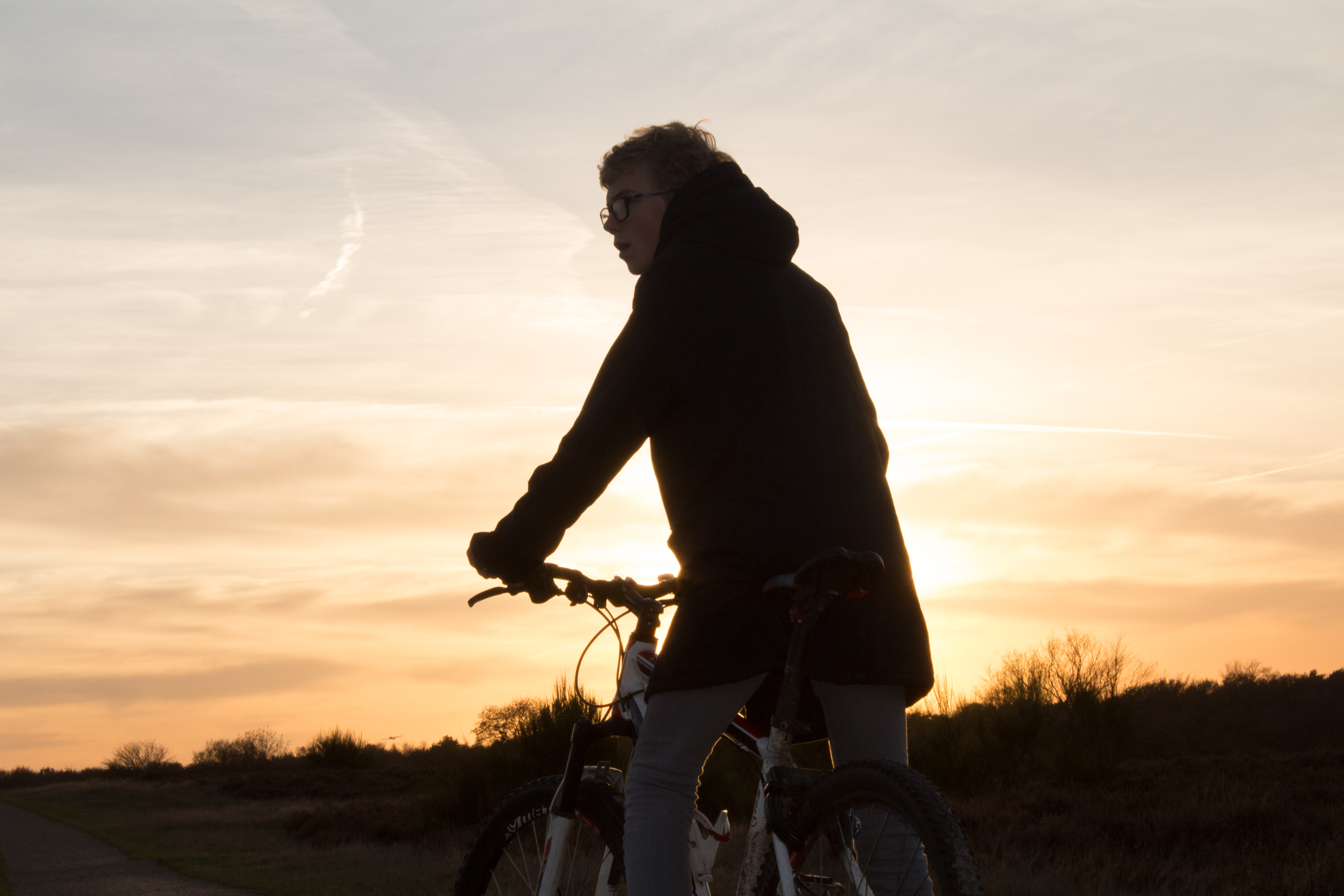 fietsen-tijdens-zonsondergang