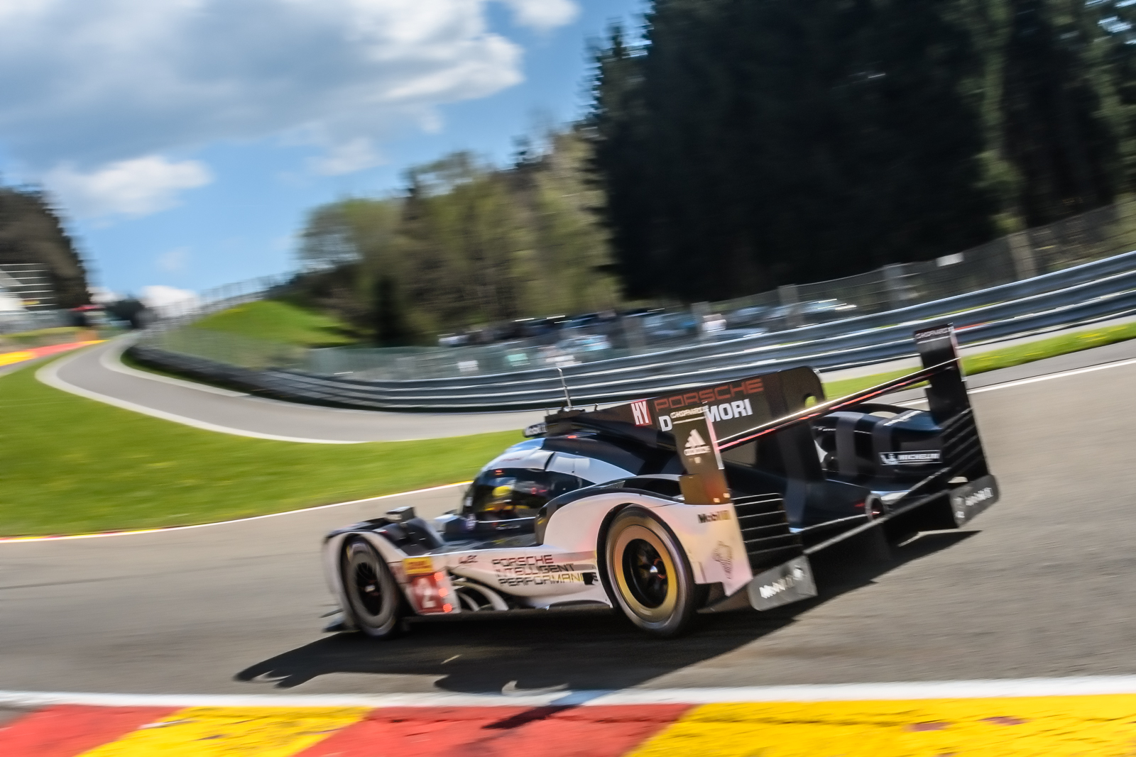 porsche-919-hybrid-in-eau-rouge-op-spa
