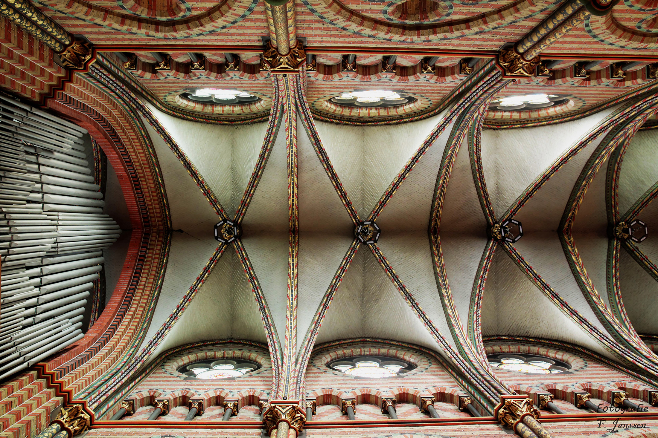 als-je-maar-naar-boven-kijkt-in-de-baseliek