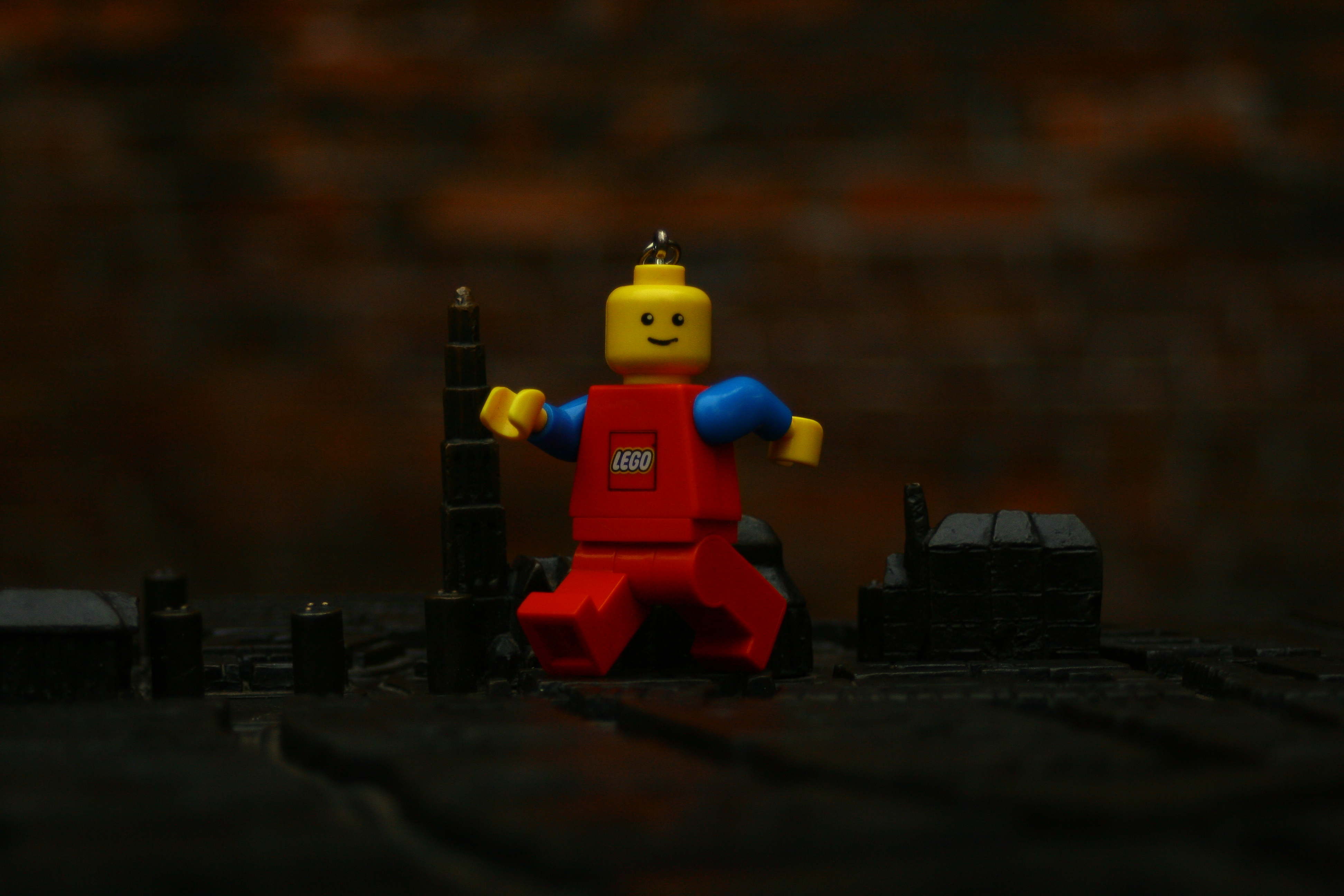 mini-legoman-onderweg-in-een-macro-stad