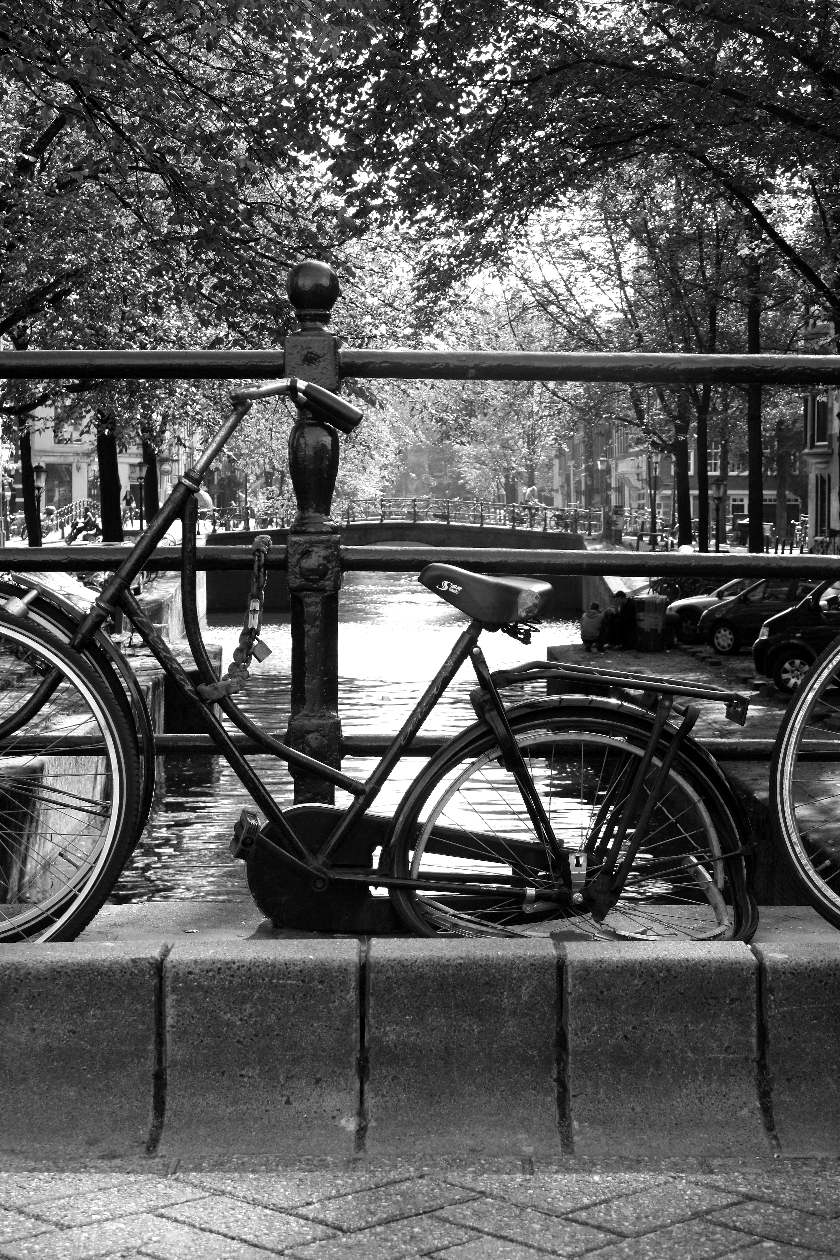 fiets-geparkeerd-op-de-brug
