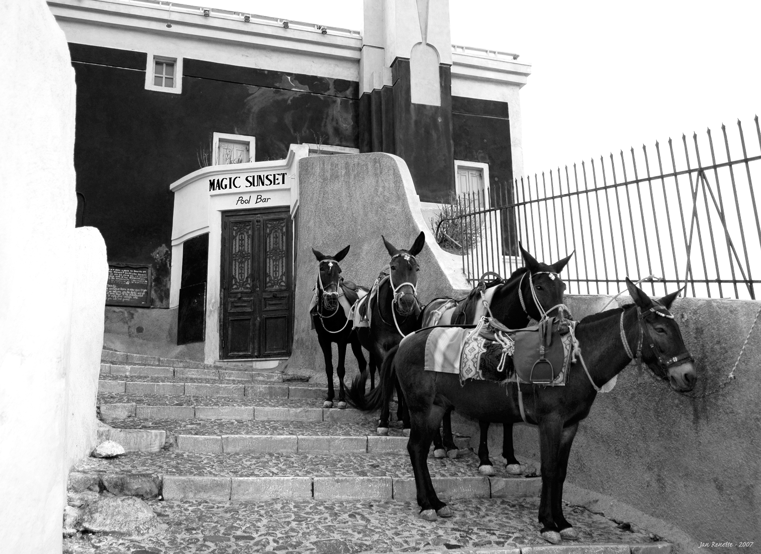 magic-sunset-pool-bar-fira-santorini