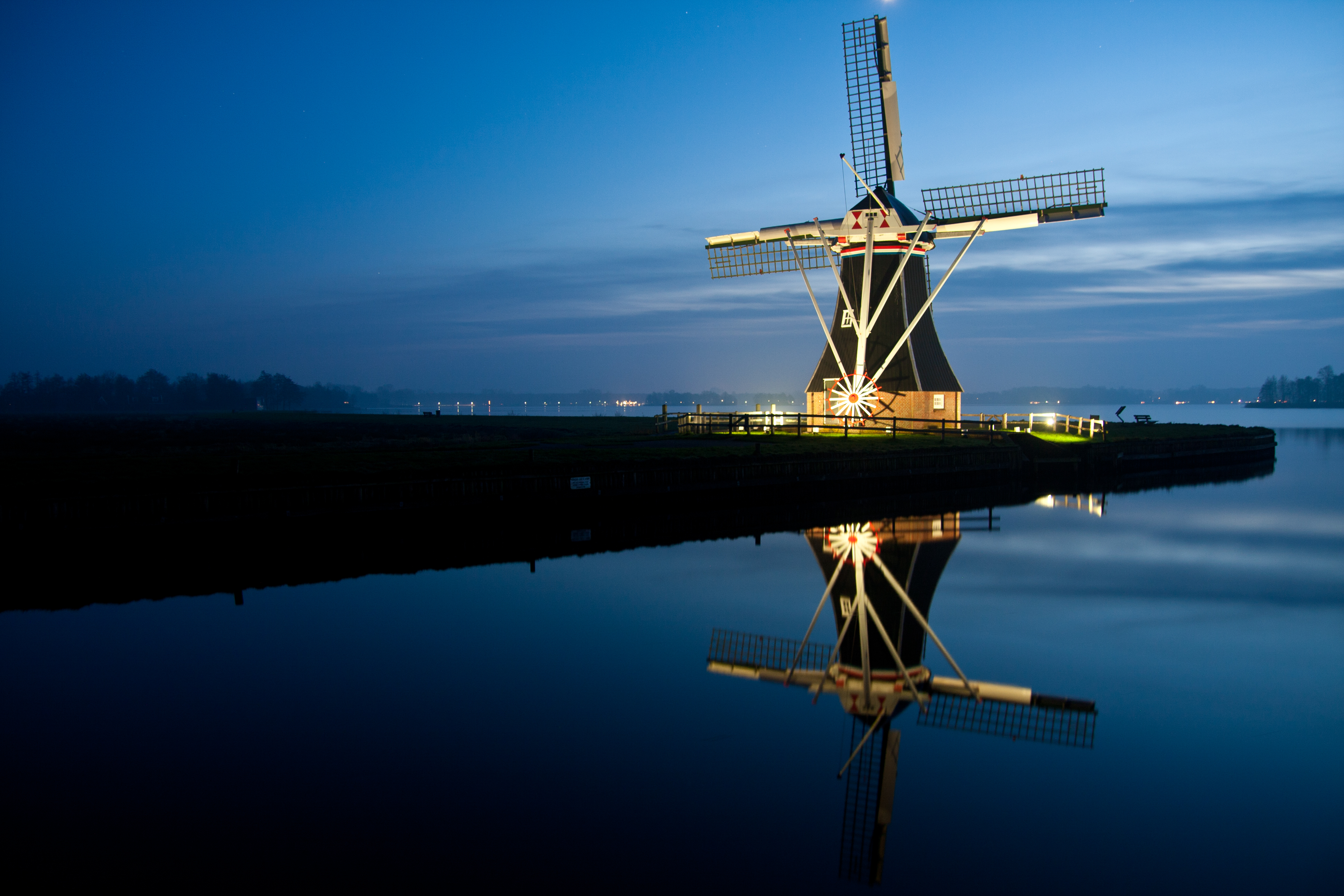 de-nacht-valt-over-molen-de-helper