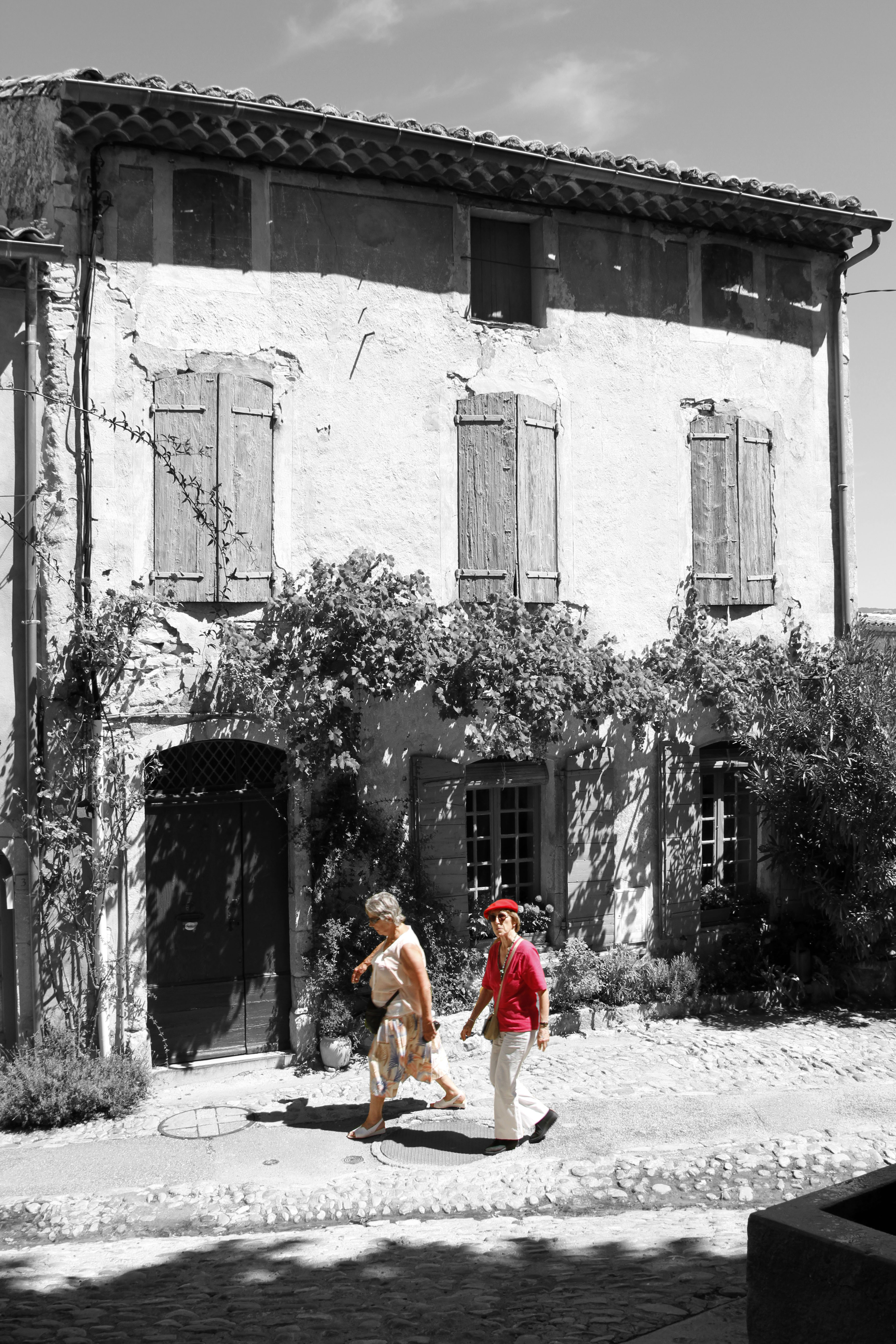 twee-kleurige-oude-dames-in-vaison-la-romaine