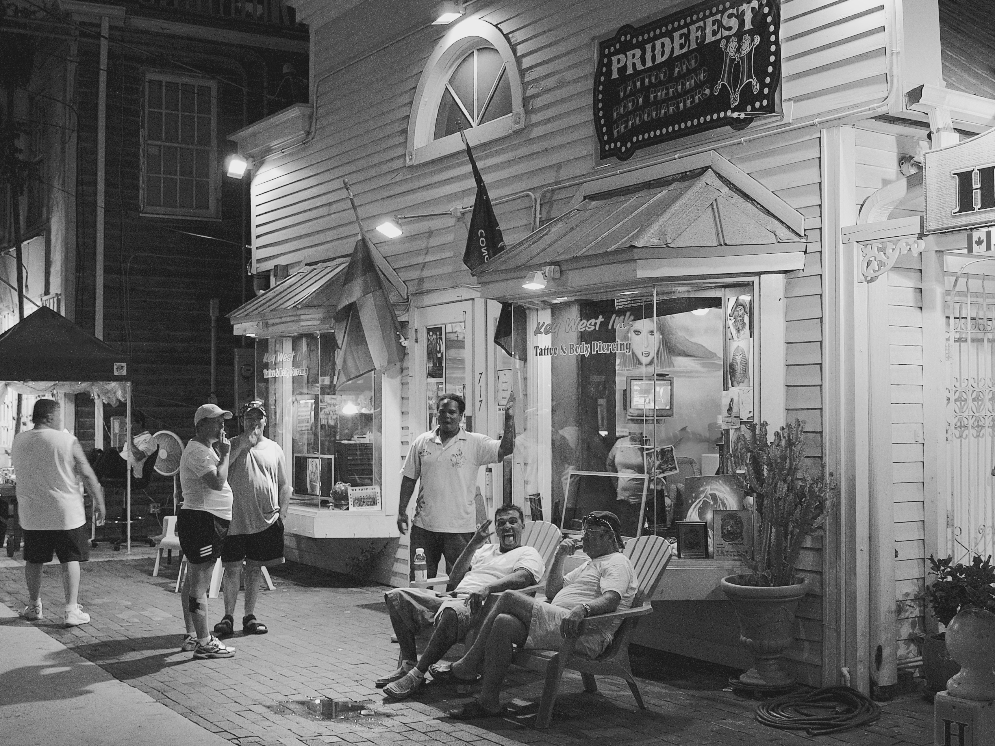 key-west-streetlife-on-a-hot-summer-evening