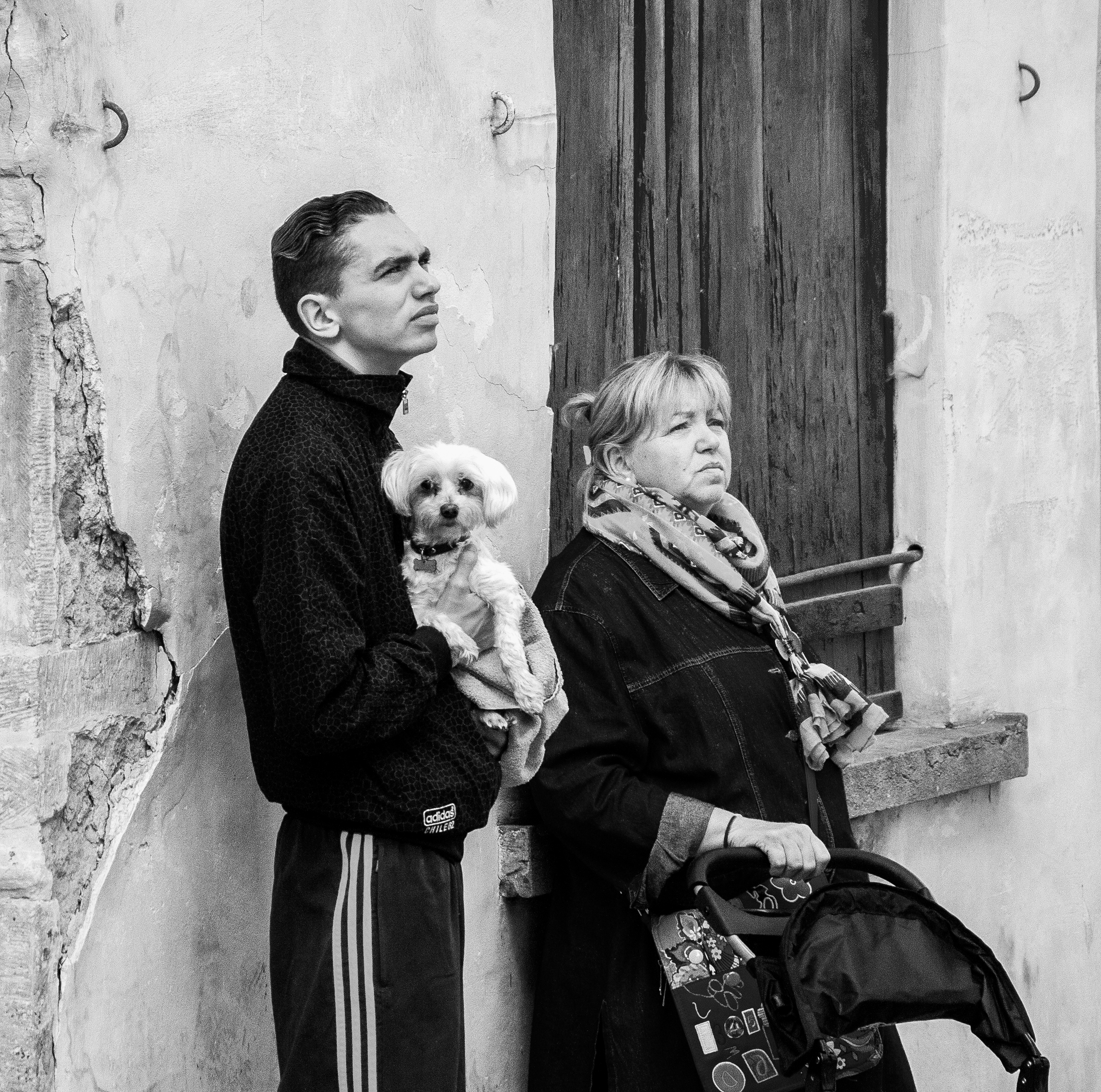 koppel-bij-de-bushalte-met-hun-fotogenieke-hondje