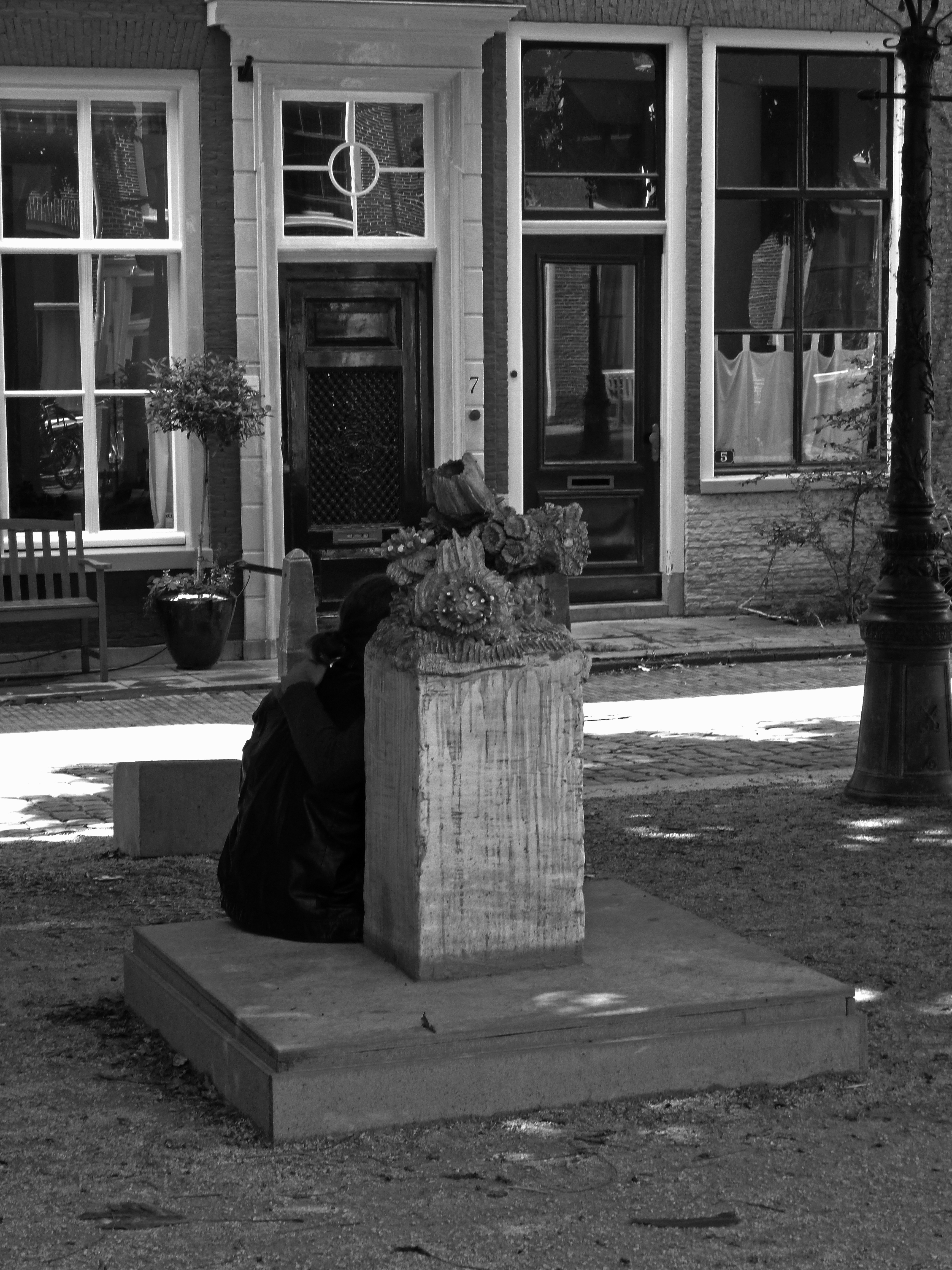 kalverliefde-achter-een-standbeeld