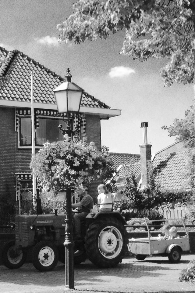 boer-brengt-zijn-kinderen-naar-school