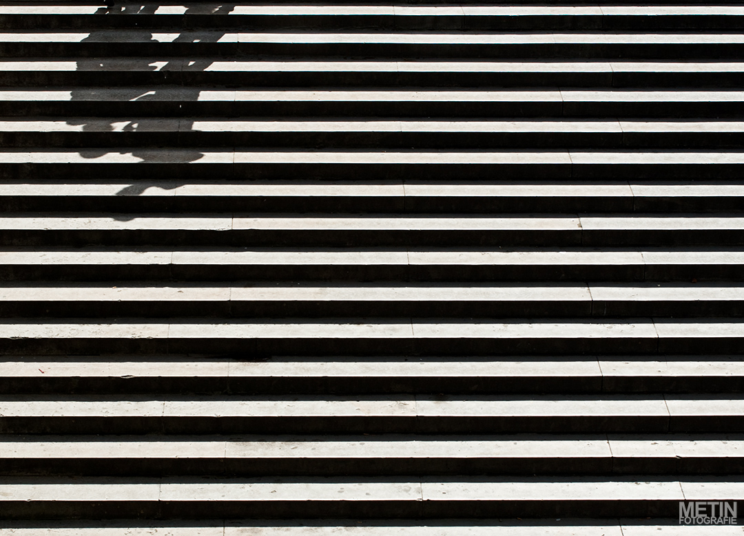 schaduwen-op-een-trap-in-parijs