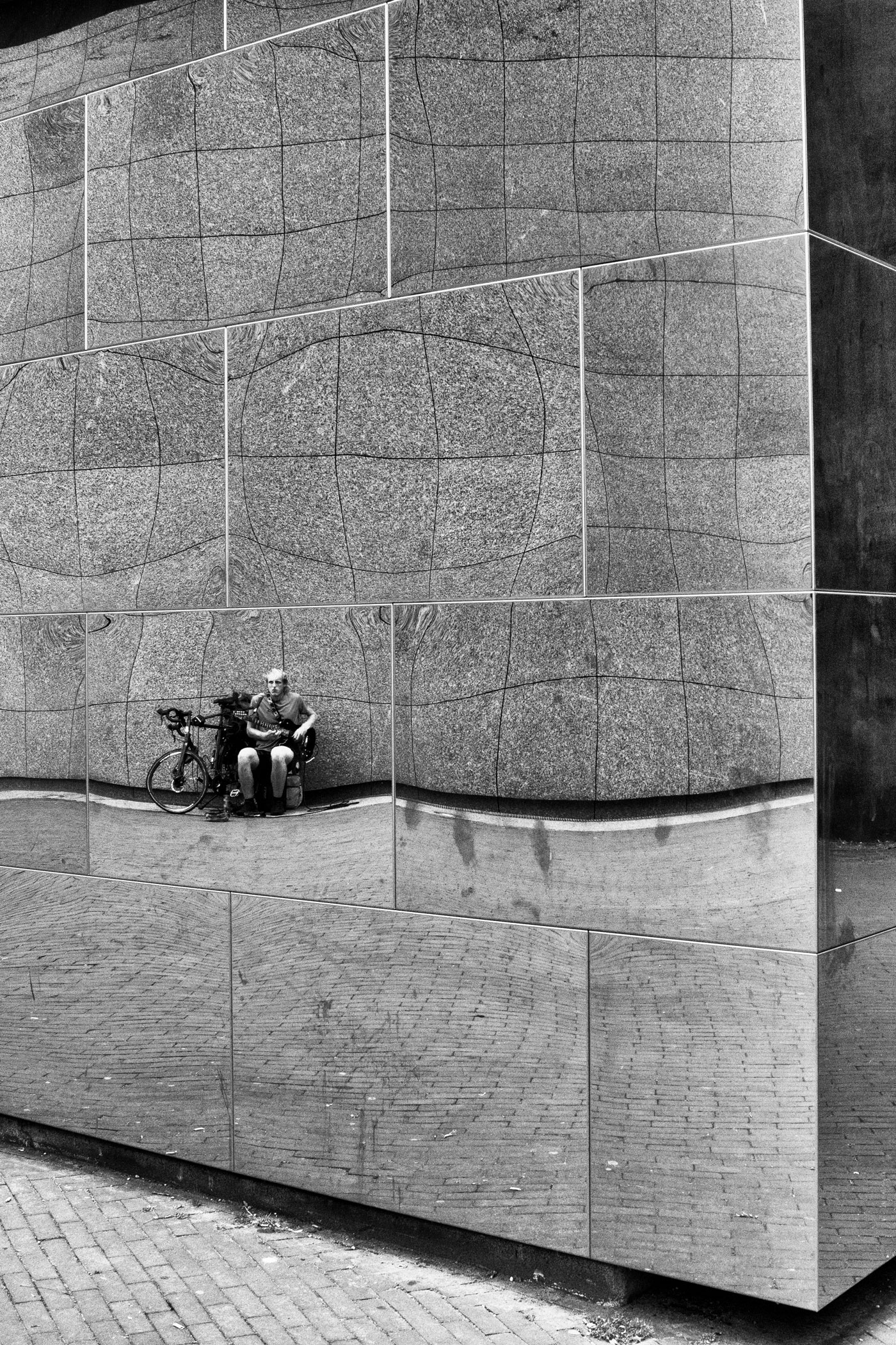 gitarist-plays-aint-no-sunshine