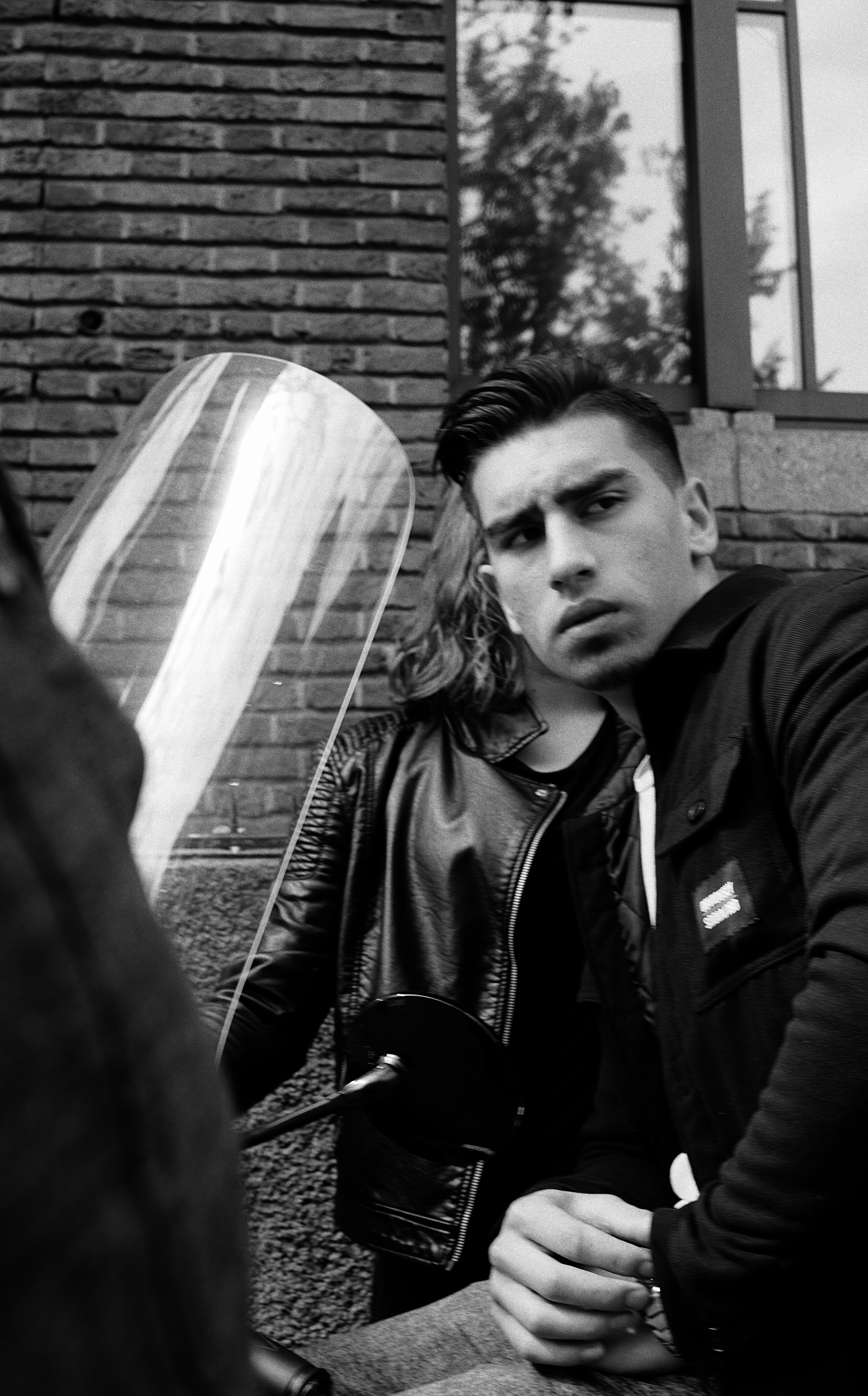 ernstige-blik-op-scooter