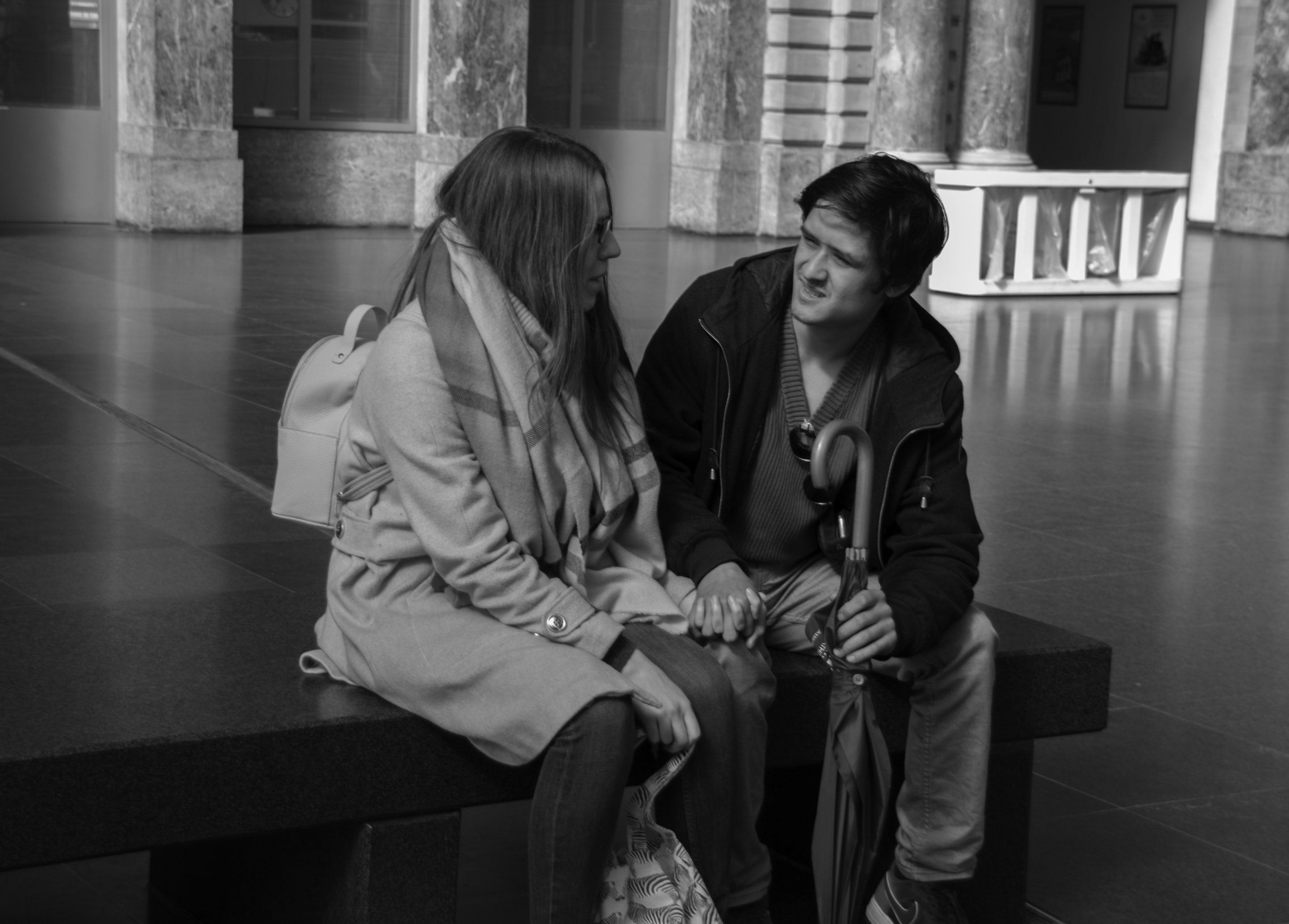 romantisch-koppel-aan-het-wachten-in-station