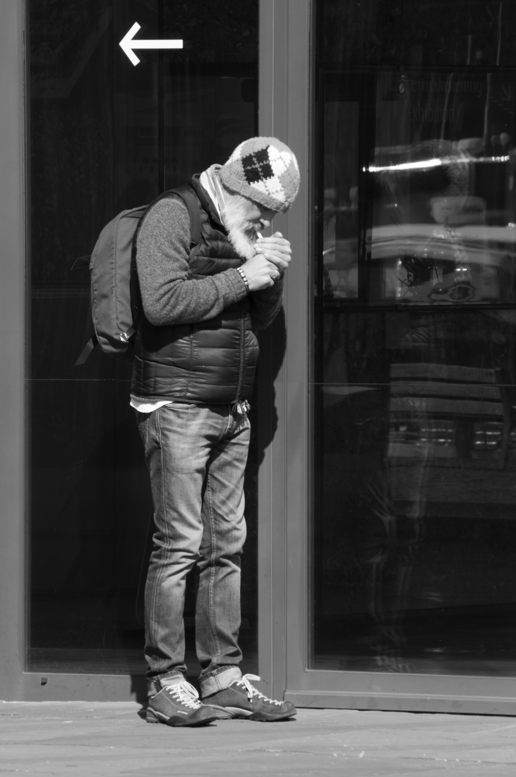 man-maakt-sigaret-aan