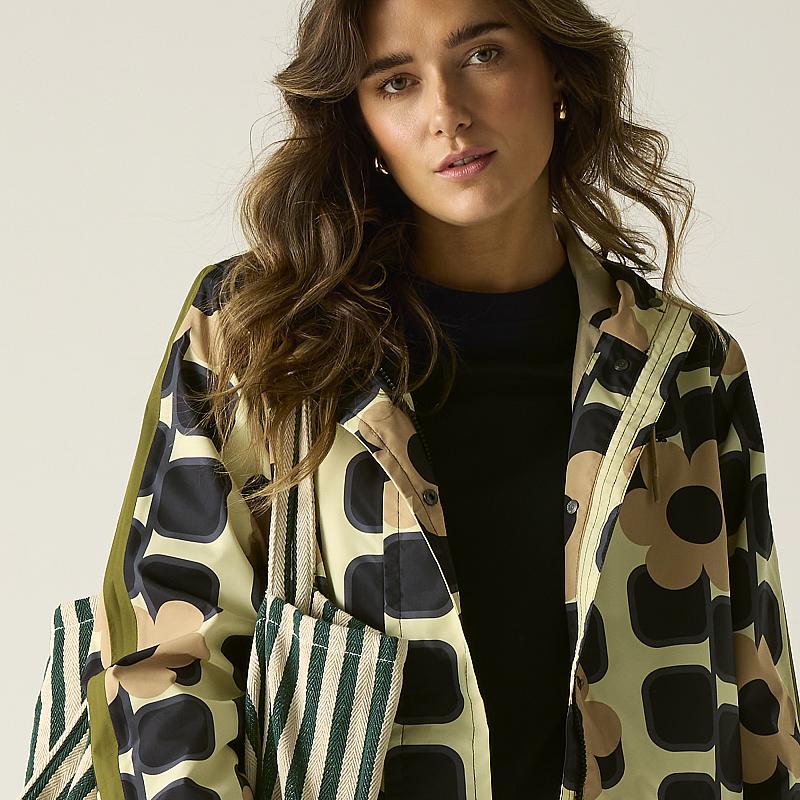 stijlvol-en-droog-op-pad-met-de-regatta-orla-kiely-regenjas