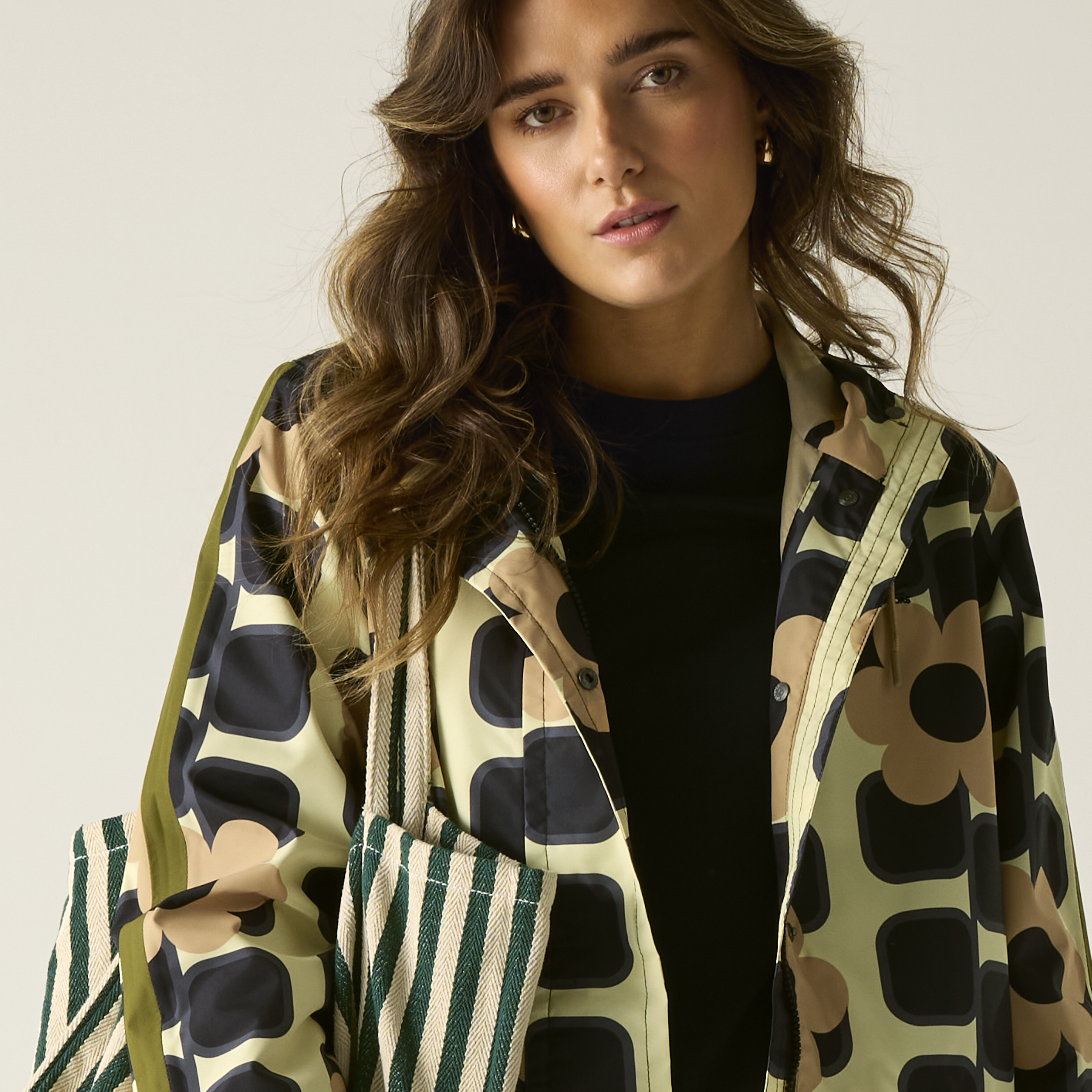 stijlvol-en-droog-op-pad-met-de-regatta-orla-kiely-regenjas