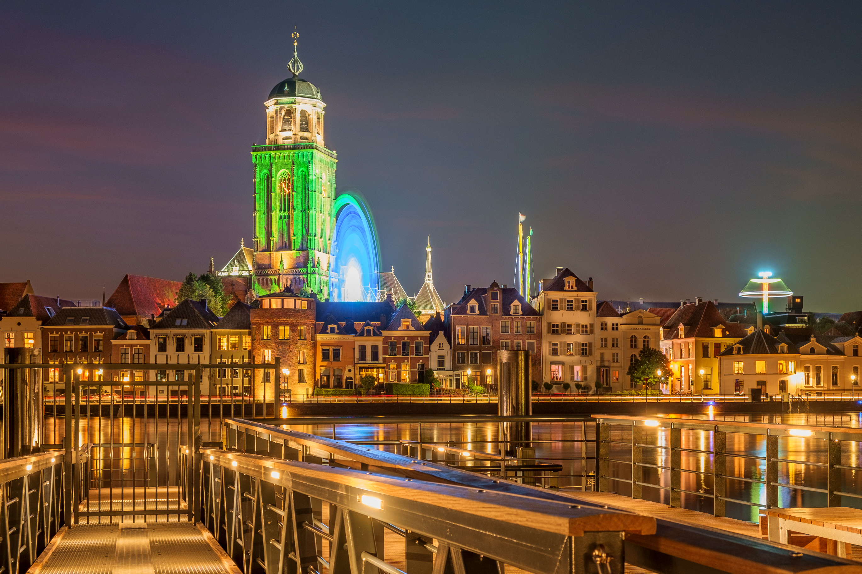 deventer-lebuinuskerk-tijdens-de-kermis