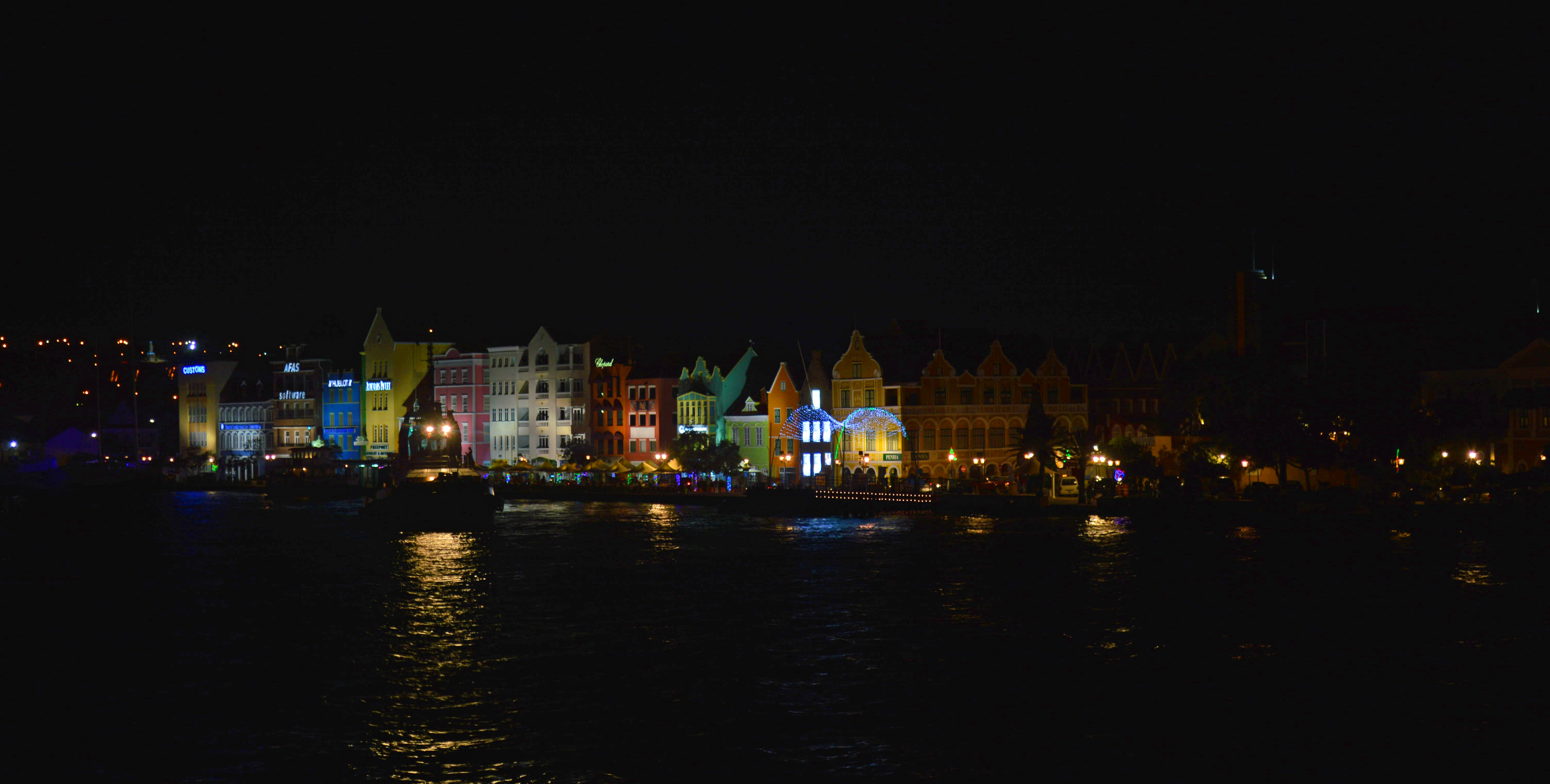 handelskade-willemstad-bij-nacht