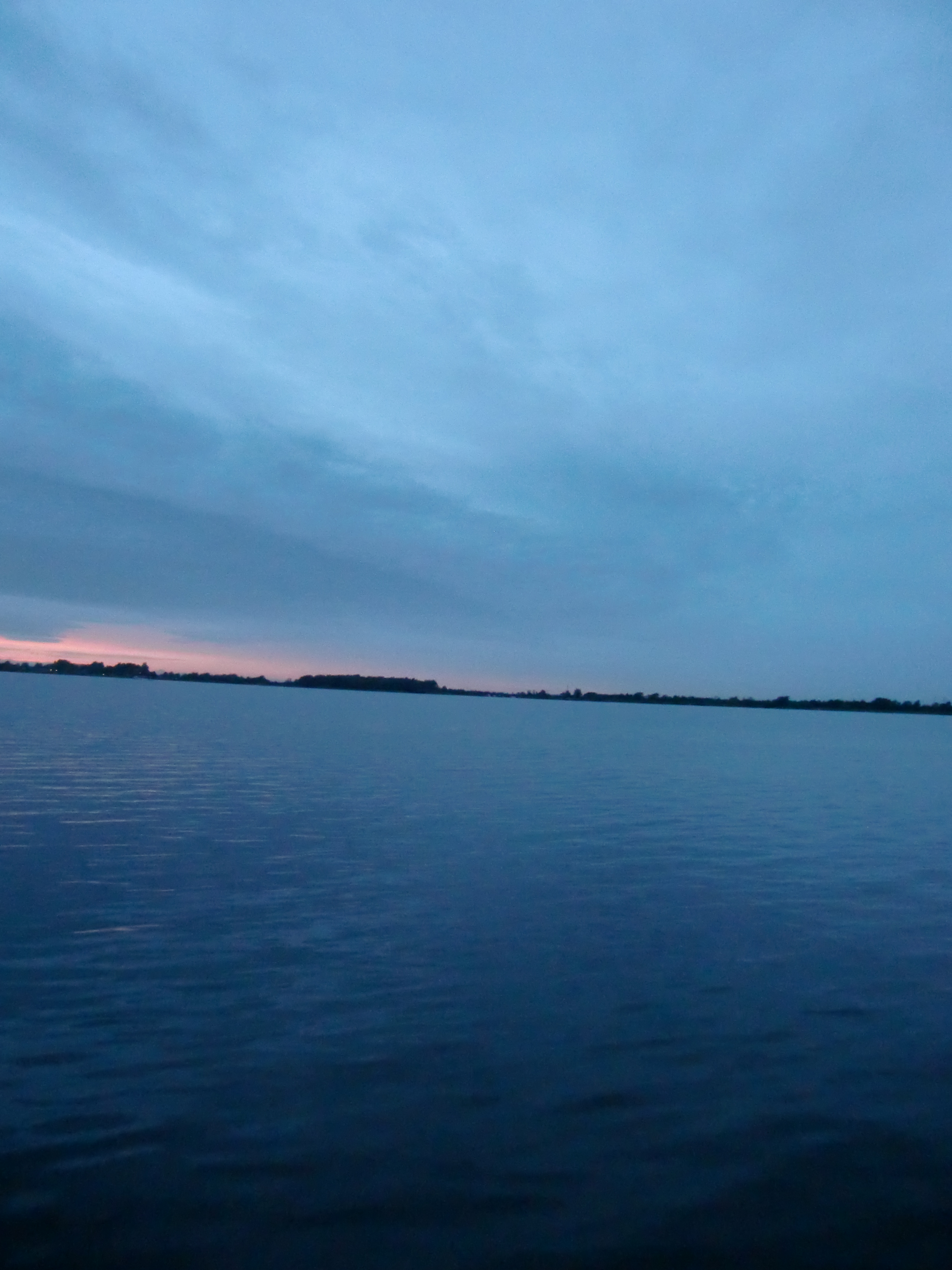 grens-tussen-het-blauwe-water-en-lucht