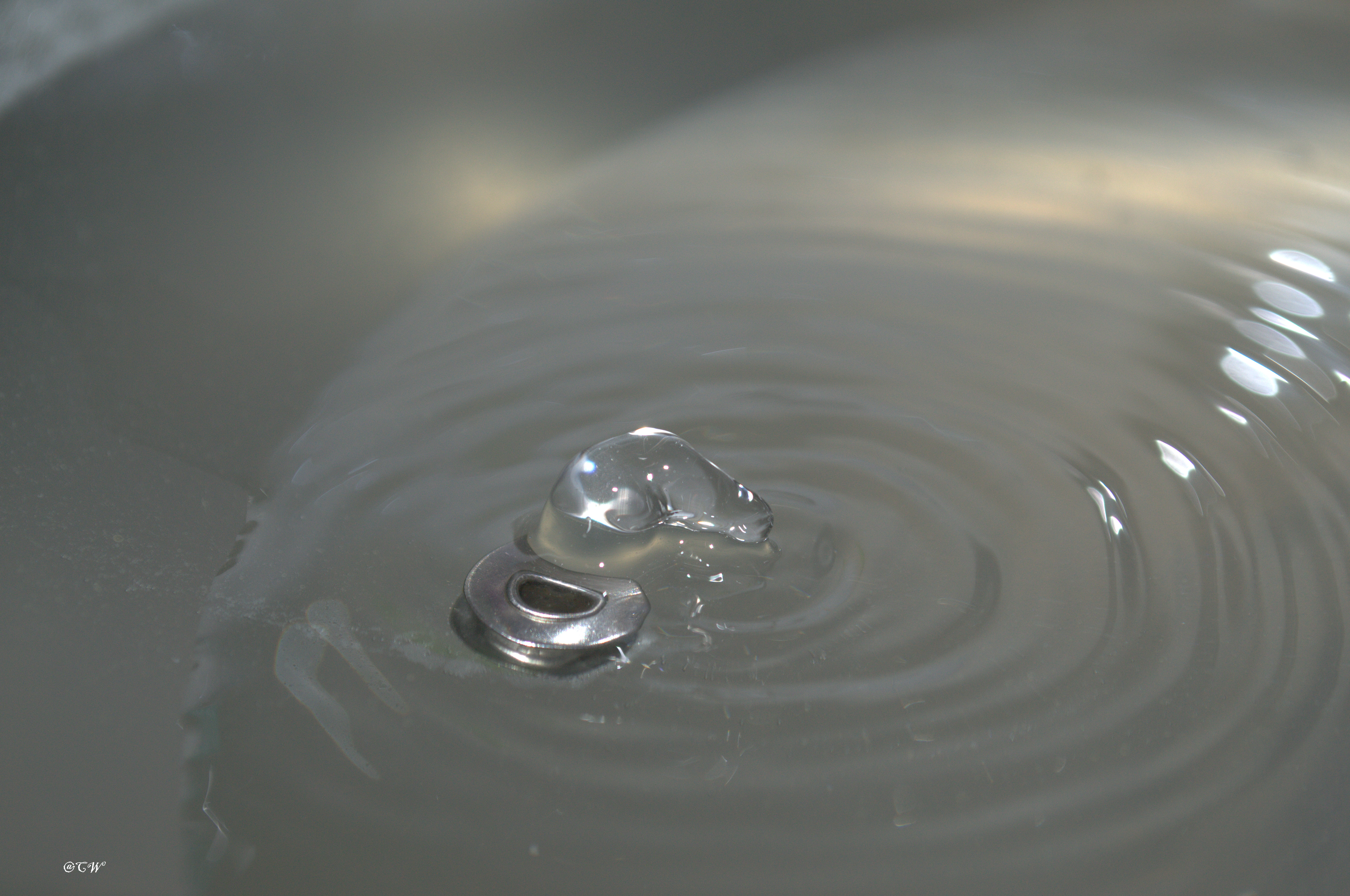 gewoon-water-uit-een-hapjespan-deksel