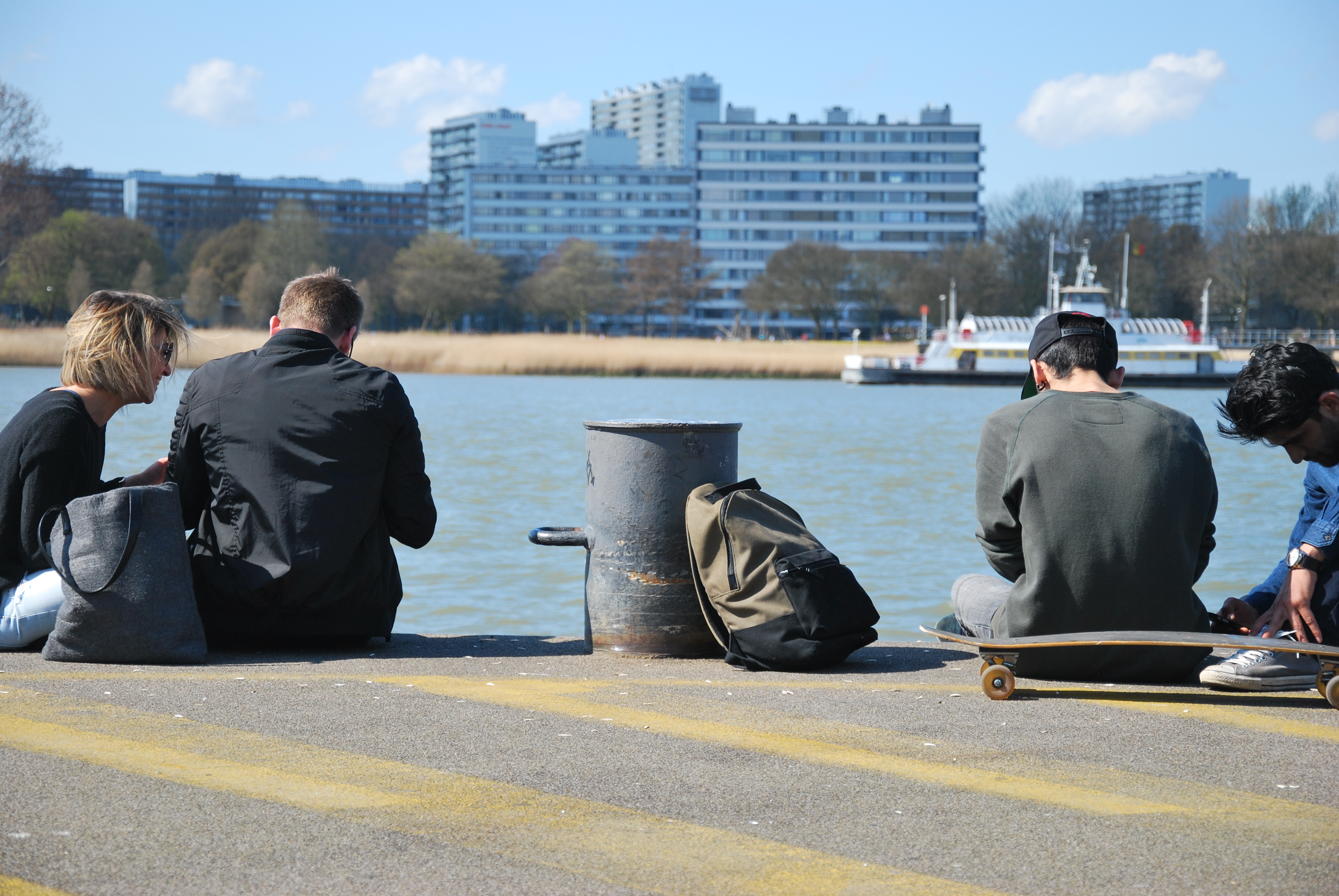 eerste-zonnestralen-brengen-de-jeugd-naar-buiten