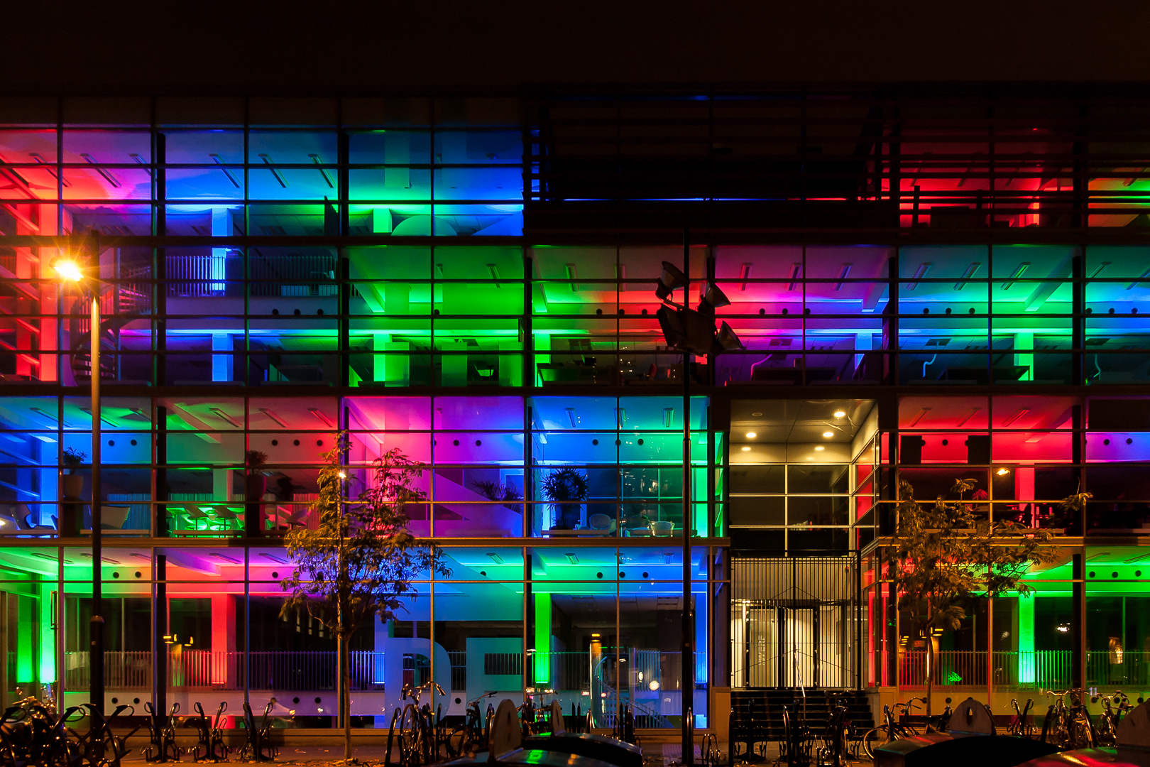 kantoorgebouw-bij-avond