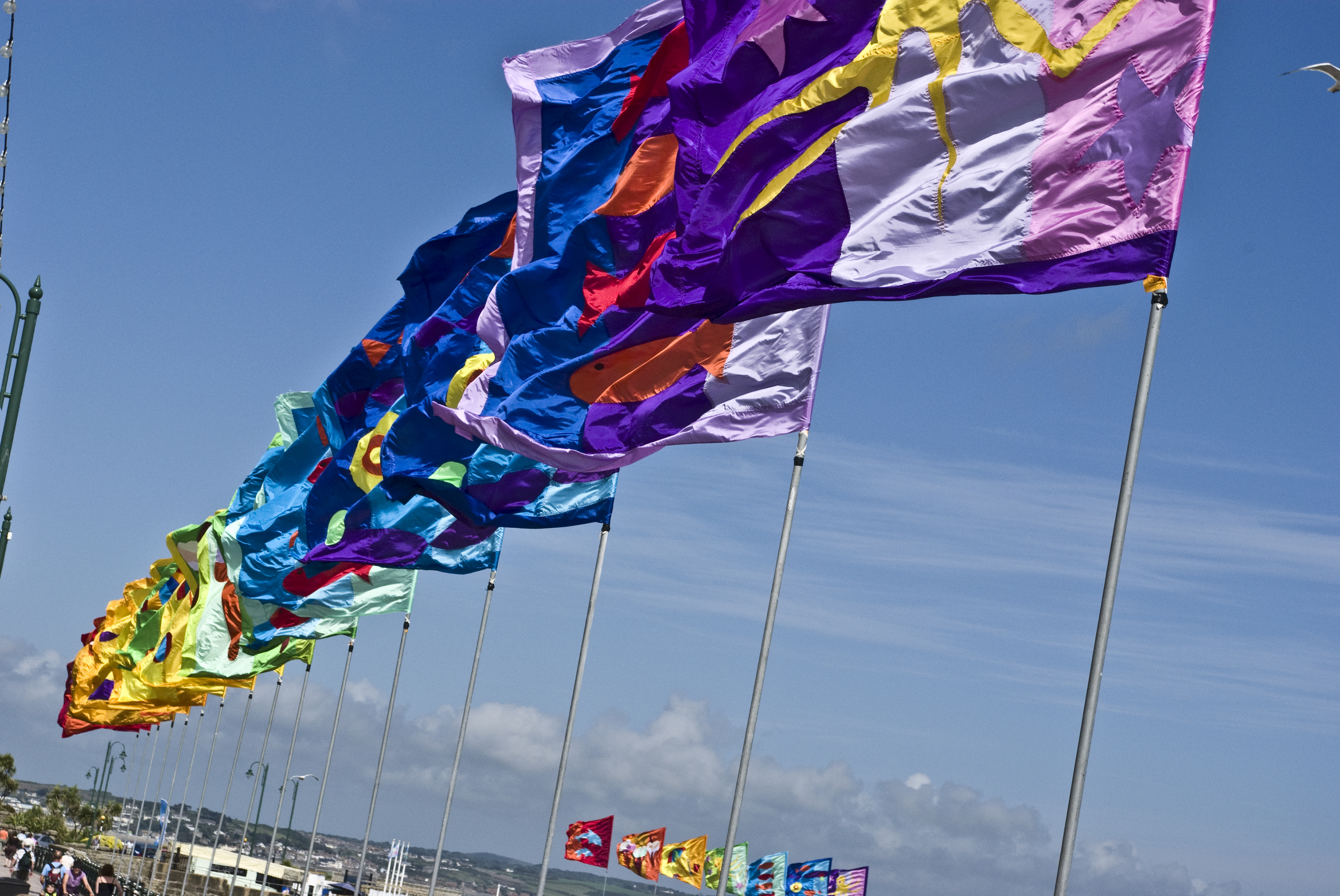 vlagen-langs-een-zwembad