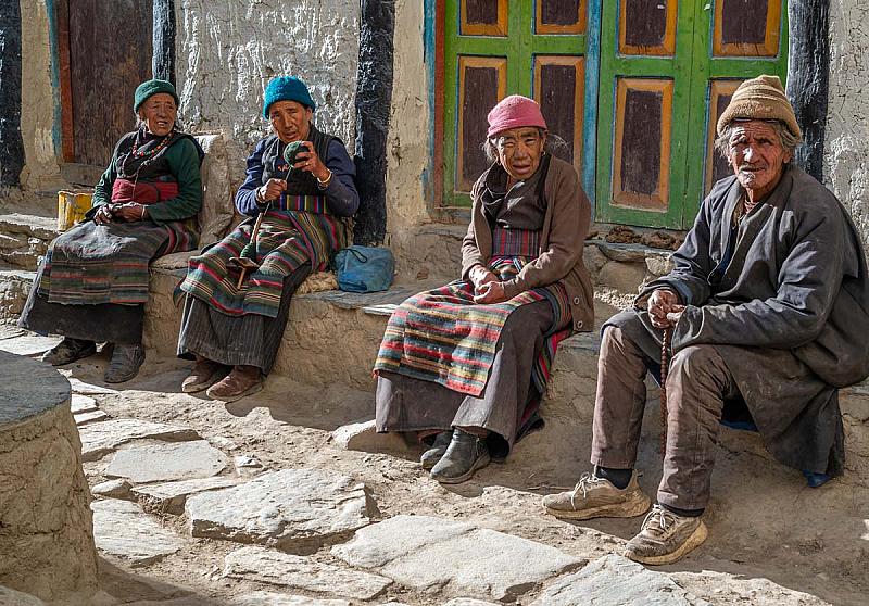 locals-gezellig-kletsje-samen-op-straat