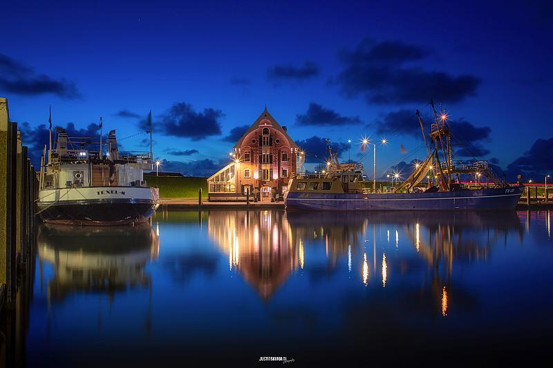 haven-oudeschild-tijdens-blauwe-uur